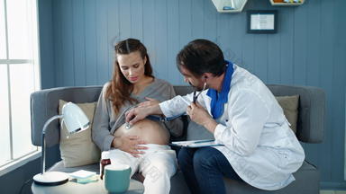 特写镜头产科医生医生咨询怀孕了女人怀孕了健康护理